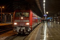 km 239,7  Der neue Hauptbahnhof wurde nach den Plänen von Hubert Stier mit einer imposanten Bahnhofshalle und einem 130 Meter breiten Empfangsgebäude errichtet, von dem wir Teile auf der vorangegangenen Aufnahme sahen. Von dem pompösen preußischen Glanz ist für den nächtlichen Durchreisenden auf der Rollbahn leider nicht sehr viel zu sehen: 101 107 trägt vor einem Intercity nach Hamburg einen leichten Eispanzer vor sich her (23. Februar 2013). : 1 D Ellok, 101, B, DB / DRB / DR, a - Aufnahmeort, a Deutschland, ao Bremen Hbf, e Eisenbahn, eb - Eigentümer- / Betreiberbezeichnung, eb DB 101 107
