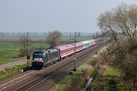 km 261,6  Die gleiche Feldwegbrücke am 30. März 2014, doch dieses Mal schauen wir in die Gegenrichtung: Wir sehen den privatwirtschaftlich finanzierten Hamburg-Köln-Express (HKX) mit einer gemieteten Wagengarnitur. Es zieht die MRCE-Mietlok ES 64 U2-030. Einige Jahre später ging dieses Angebot auf Flixtrain über – deren grüne Züge haben wir in dieser Galerie bereits gesehen. : 80 - Deutschland, 91, 91 80 6182, FNr 20782 Siemens Mü, H, HKX - Hamburg-Köln-Express, HKX ES 64 U2-030, KM - Krauss-Maffei / Siemens, NVR 91 80 6182 530, O, Str 2200 WAN - MS - OS - HB - HH, a Aufnahmeort, a Deutschland, ao Oyten-Brillkamp, e Eisenbahn, eb Eigentümer- / Betreiberbezeichnung, ef Hersteller, en NVR-Nummer, es 2200 km 261-6, es Streckennummer