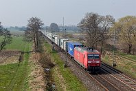 km 261,4  Weitgehend schnurgerade verläuft die Rollbahn zwischen Sagehorn und Ottersberg durch plattes Land, so dass ich dankbar für jede brauchbare Fotostelle bin, die nicht direkt vom Schotterniveau aus gemacht wird. Eine Straßenüberführung bei Oyten-Brillkamp diente mir hier als erhöhter Fotopunkt. 145 056 hat hier einen langen Containerzug am Haken, den sie am 30. März 2014 in Richtung Hamburg zieht. Die Lok trägt noch die längst wieder überholte Railion-Beschriftung. : 145, 91 80 6145, Str 2200 WAN - MS - OS - HB - HH, a - Aufnahmeort, a Deutschland, ao Oyten-Brillkamp, eb DB 145 056, ef 33377 ADtranz Ksl, en 91 80 6145 056, es 2200 km 261-6