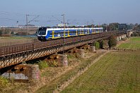km 229,2  Kurz vor Bremen quert die Rollbahn die Weser auf der 1872 erbauten (und 1927 sowie 1951 erneuerten) Fluss- und Flutbrücke. Hier ist auch die Bremer Regio-S-Bahn heimisch, die mit Triebzügen der Nordwestbahn gebildet wird (im Bild: der fünfteilige ET 440 216 gemeinsam mit einer dreiteiligen Einheit). Direkt hinter der Brücke befindet sich der Abzweig Gabelung, an dem seit 1874 die Güterumgehungsbahn nach Sagehorn von der Rollbahn abzweigt (4. Oktober 2014). : 80 - Deutschland, 94, 94 80 0440 (CContinental), N, NWB - Nordwestbahn, Str 2200 WAN - MS - OS - HB - HH, W, a Aufnahmeort, a Deutschland, ao Weyhe-Dreye (Weserbrücke), e Eisenbahn, eb Eigentümer- / Betreiberbezeichnung, eb NWB ET 440 216, en 94 80 0440 716, en NVR-Nummer, es 2200 km 229-2, es Streckennummer, neue Nr