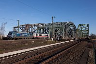 km 351,9  Wir erreichen das nördliche Ende der Rollbahn. Die Norderelbbrücken bestehen aus der Freihafenelbbrücke (ganz links) für den Straßenverkehr, der viergleisigen und grau gestrichenen Brücke aus dem Jahr 1926/27 und die zweigleisige S-Bahn-Brücke ganz rechts aus den Jahren 1978-80. Noch vier weitere Kilometer, dann erreichen wir den Hamburger Hauptbahnhof. Die 101 042, die hier in die Gegenrichtung die Hansestadt verlässt, hat ihre Fahrt gerade erst begonnen (8. Februar 2015). : 101, 91 80 6101, Str 2200 WAN - MS - OS - HB - HH, a - Aufnahmeort, a Deutschland, ao Hamburg, eb DB 101 042-0, en 91 80 6101 042-0, es 2200 km 351-9