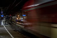 km 117,7  Zu fortgeschrittener Abendstunde erreicht der VT 643 310 der Nordwestbahn den Osnabrücker Hauptbahnhof, während sich von rechts der Regionalexpress aus Bremen ins Bild schiebt. Der Triebwagen ist über den »Haller Willem« - der Bahnstrecke Osnabrück - Brackwede (- Bielefeld) gekommen. Da werden Erinnerungen an eine Buchproduktion wach, die vor 20 Jahren einmal über meinen Schreibtisch wanderte (15. November 2015). : O, a Aufnahmeort, a Deutschland, ao Osnabrück Hbf, eb NWB VT 643 310, ef 191789 Bomb Aac (2003), en 95 80 0643 810