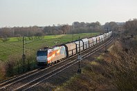 km 218,0  Bei Syke geht die Rollbahn in die Zielgerade für den Sprung über die Weser für ihre nächste Station in Bremen. Bei Gessel beschreibt die Bahn einen sanften Bogen. Hier sehen wir die Captrain-Lok 185-CL 002 (91 80 6185 502-2) mit dem täglichen Kohle- bzw. Kokszug zum Stahlwerk Bremen. Die 2001 gebaute Lok gehört bereits zu den älteren TRAXX-Loks und trägt momentan Werbung für "nahtlose Stahlrohre aus Sachsen" der Salzgitter Mannesmann Precision GmbH (12. März 2017). : Str 2200 WAN - MS - OS - HB - HH, a - Aufnahmeort, a Deutschland, ao Syke-Gessel, e - Eisenbahn, eb Captrain 185-CL 002, es - Streckennummer, es 2200 km 218-0