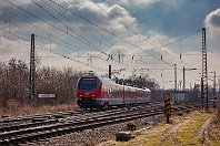 km 2,7  Die Rollbahn beginnt im Bahnhof Wanne-Eickel. Nach nur zweieinhalb Kilometern Strecke begegnet unsere Bahn am Abzweig Baukau im Norden Hernes mehreren anderen Strecken. Ganz rechts ist das Verbindungsgleis Abzw Baukau – Abzw Crange zu sehen (Strecke 2207), im Hintergrund kann man die Brücke der Güterzugstrecke Bochum Hbf – Abzweig Nordstern (Strecke 2153) erkennen. Hinter dem Triebwagen wird auch die zweigleisige Güterzugstrecke zum Rangierbahnhof Wanne-Eickel verdeckt. Auf dem Foto macht sich 1428 011 auf den Weg nach Münster (27. Februar 2021). : 428 / 1428 / 1828 (Stadler Flirt), a - Aufnahmeort, a Deutschland, eb DB 1428 011-9