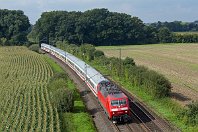 km 51,6  Nicht viel Glück mit dem Wetter hatte ich am 3. September 2015 bei einem Ausflug an den südlichen Abschnitt der »Rollbahn« Wanne-Eickel - Münster. Einige wenige Bilder, wie dieses der 120 149 bei Appelhüsen, gelangen, doch danach nahm die Bewölkung so stark zu, dass ich meinen Ausflug abbrach und die Heimreise antrat. Dieses Motiv hatte ich schon lange im Auge und plante bereits längere Zeit einen Besuch. : 1 D Ellok, 120, 80 - Deutschland, 91, 91 80 6120, DB / DRB / DR, DB 120 149, N, NVR 91 80 6120 149, Str 2200 Wanne-Eickel - Münster - Osnabrück - Bremen - Hamburg, a Aufnahmeort, a Deutschland, ao Nottuln-Appelhülsen, e Eisenbahn, eb Eigentümer- / Betreiberbezeichnung, en NVR-Nummer, es 2200 km 51-6, es Streckennummer