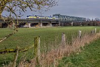 km 229,2  Weichenbauarbeiten im Bremer Hauptbahnhof sorgten am Osterwochenende 2016 für beträchtliche Störungen im Zugverkehr rund um Bremen. Die aus Hamburg kommenden Metronom-Züge mussten über Kirchweyhe umgeleitet werden, um den Hauptbahnhof von Westen aus anzufahren. Dabei fuhren sie auch über die Weserbrücke von Dreyhe, auf der normalerweise keine Metronom-Züge zu sehen sind. ME 146-17 zieht hier eine Garnitur über die Weser (26. März 2016). : Str 2200 WAN - MS - OS - HB - HH, W, a Aufnahmeort, a Deutschland, ao Weyhe-Dreye (Weserbrücke), e Eisenbahn, eb metronom ME 146-17, ef 34042 Bombardier Ksl (2005), en 91 80 6146 517-8, es 2200 km 229-2, es Streckennummer