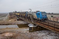 km 228,2  Südlich von Weyhe-Dreye überquert die Rollbahn das Flüsschen Ochtum. Die genietete Brücke stammt noch aus dem Jahr 1881 und soll bis 2019 durch einen Betonneubau ersetzt werden. Am Morgen des 11. Februar 2017 hatte es leicht geschneit, und einige Reste liegen auf dem Bild noch in der tiefgefrorenen Winterlandschaft. 185 528 von TXL ist hier mit einem Autozug nordwärts unterwegs. : W, a - Aufnahmeort, a Deutschland, ao Weyhe-Dreye, eb TXL 185 528-7, ef 33624 Bombardier Ksl (2003), en 91 80 6185 528-7, es 2200 km 228-2