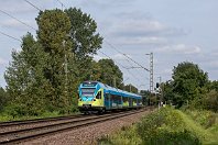 km 102,8  Zwischen Münster und Osnabrück lag bis 2005 der idyllisch gelegene Posten 103, dessen Bahnübergang längst durch automatische Schranken ersetzt wurde. Nett ist diese Gegend immer noch. Die Triebwagen der Westfalenbahn fuhren hier allerdings nur zwischen 2007 und 2017 - heute bewältigt die Eurobahn diese Leistungen, wenn auch mit den selben Triebwagen. Bei Natrup-Hagen begegnet uns hier der ET 019 der WFB (25. August 2017). : 80 - Deutschland, 94, DWM / WU / Adtranz / Stadler Pankow, N, W, WFB - Westfalenbahn, a - Aufnahmeort, a Deutschland, ao Natrup-Hagen, e - Eisenbahn, eb - Eigentümer- / Betreiberbezeichnung, eb WFB ET 019b, ef - Hersteller, ef 37626 Stadler Pankow (2007), en - NVR-Nummer, en 94 80 0429 505-1, es - Streckennummer, es 2200 km 102-8