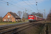 km 220,4  Bei Syke-Barrien stehen einige Wohnhäuser in unmittelbarer Nähe der Rollbahn, ohne dass hier bereits landschaftsverschandelnde Lärmschutzwälle hochgezogen wurden. Bauarbeiten an der Strecke Bremen - Wunstorf sorgten am 9. Februar 2018 dafür, dass die MEG-Lok 604 - die ehemalige DB-143 257 - mit einem Autotransportzug über Osnabrück Richtung Hannover umgeleitet wurde - Glück für mich, denn manchmal ist der Güterverkehr auf dieser Strecke auch recht mau. : M, MEG - Mitteldeutsche Eisenbahn, Str 2200 WAN - MS - OS - HB - HH, a - Aufnahmeort, a Deutschland, ao Syke-Barrien, e - Eisenbahn, eb - Eigentümer- / Betreiberbezeichnung, eb MEG 604, es - VzG-Streckennummer, es 2200 km 220-4