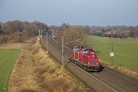 km 218,2  Der schöne Fotobogen bei Syke-Gessel ist bei vielen Fotografen an der Rollbahn beliebt. Hier kommen uns  zwei immerhin 57 Jahre alte Bundesbahn-Veteranen entgegen. Das Unternehmen EfW aus Frechen setzt ihren Lokpark konsequent im Erscheinungsbild der 1970er-Jahre ein, und da machen auch 211 051 (vorne) und 212 052 keine Ausnahme. Das Ziel der Reise der beiden Schwestern am 9. Februar 2018 blieb mir leider unbekannt. : E, EfW-Verkehrsgesellschaft mbH, MaK, Str 2200 WAN - MS - OS - HB - HH, a - Aufnahmeort, a Deutschland, ao Syke-Gessel, e - Eisenbahn, eb - Eigentümer- / Betreiberbezeichnung, eb EfW 211 051-8, eb EfW 212 052-5, ef - Hersteller, ef 1000069 MaK (1962), ef 1000188 MaK (1963), en 92 80 1211 051-8, en 92 80 1212 052-5, es - VzG-Streckennummer, es 2200 km 218-2