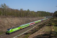 km 129,8  Seit einiger Zeit hat die Nürnberger BTE BahnTouristikExpress GmbH als Betreiber des FlixTrain-Zuges zwischen Köln und Hamburg zwei Vectron-Loks der Reihe 193 mit der grünen Flix-Farbe beklebt. Mit viertelstündiger Verspätung rauscht hier 193 827 mit dem FLX 1805 durch den frisch gerodeten Einschnitt bei Ostercappeln, bevor sie in wenigen Minuten den nächsten Halt in Osnabrück erreicht (19. April 2019). : Str 2200 WAN - MS - OS - HB - HH, a - Aufnahmeort, a Deutschland, ao Ostercappeln, eb Railpool 193 827-3, en 91 80 6193 827-3, es 2200 km 129-8