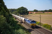 km 122,2  "Klatsche" ist (nicht nur für mich) ein gerne benutztes Synonym für die in großer Stückzahl in London gefertigten EMD-Loks des Tys JT42CWR, landläufig auch als "Class 66" oder "77" bezeichnet. "Klatsche" deshalb, weil ihr Erscheinen beim Fotografen wie eine Ohrfeige wirkt. Es sind halt keine schöne Loks. Bei Osnabrück-Widukindland begegnet uns hier die 1266 027, die bei der Erfurter Heavy Haul Power International GmbH unter der Nummer 29004 und dem Namen Dave Meehan registriert ist (22. August 2019). : 92 80 1266 (EMD Class 66), EMD, HHPI - Heavy Haul Power International GmbH, a - Aufnahmeort, a Deutschland, ao Osnabrück-Widukindland, eb HHPI 29004 "Dave Meehan", ef - Hersteller, ef 20038513-3 EMD (2003), en 92 80 1266 027-2, es 2200 km 122-2