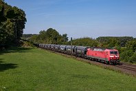 km 137,2  Die Drehstrom-Veteranen der Baureihe 120 haben bei der DB wegen akuter Ersatzteilprobleme keine Zukunft mehr. Und lange sah es auch so aus, als ob die teuren Loks auch bei anderen Eisenbahnverkehrsunternehmen keine Abnehmer mehr finden. Mittlerweile sind aber einige Loks verkauft. Und so kann man die 120 201 (ehemals 120 116) nun unter der Flagge der Bahnlogistik24 GmbH im Einsatz erleben – und das vor allem im Güterzugdienst! Bei Bohmte-Stirpe trug die Maschine am 22. August 2019 noch ihren alten DB-Lack. : 120, Str 2200 WAN - MS - OS - HB - HH, a - Aufnahmeort, a Deutschland, ao Bohmte-Stirpe, eb Bahnlogistik 24 120 201-9, eb DB 120 201-9, ef - Hersteller, ef 32886 Henschel (1987), en 91 80 6120 201-9, es 2200 km 137-2
