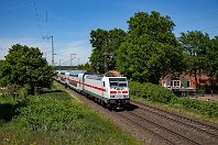 km 13,3  Nur wenige Kilometer hinter ihrem Ausgangspunkt in Wanne-Eickel wird die Rollbahn hinter Recklinghausen bereits ländlicher. Die Siedlung Börste besteht nur aus ein paar Bauernhöfen, getrennt von einem beschrankten Bahnübergang. Nur noch einige hundert Meter, dann hat diese IC-2-Garnitur mit 146 559-0 ihren nächsten Halt in Recklinghausen erreicht (1. Juni 2020). : 146, 91 80 6146, a - Aufnahmeort, a Deutschland, ao Recklinghausen-Börste, eb DB 146 559-0, ef 35036 Bombardier Ksl (2013), en 91 80 6146 559-0, es 2200 km 13-3