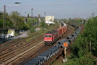 km 20,8  Noch einmal der markante Osterfelder Kirchtum, diesmal von der Straßenbrücke an der Westausfahrt des großen Rangierbahnhofs (zu sehen auf dem Vorgängerbild) beobachtet. Ein Containerzug verlässt hier mit der sechsachsigen 155 215 den Bahnhof, während eine 294 einen mit Drahtrollen beladenen Zug in die Gegenrichtung schleppt. Die Formsignale stehen heute nicht mehr hier (21. April 2005). : 1 D Ellok, 155 (DR 250), DB / DRB / DR, O, Str 2206 WAN - OB-Sterkrade, a - Aufnahmeort, a Deutschland, ao Oberhausen, ao Oberhausen-Osterfeld, e - Eisenbahn, eb - Eigentümer- / Betreiberbezeichnung, eb DB 155 215, es - Streckennummer, es 2206 km 20-8