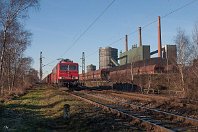km 13,2  Wir befinden uns nun auf Bottroper Stadtgebiet. Zwischen Kilometer 13 und 14 verläuft die Bahnstrecke direkt südlich der Zeche und Kokerei Prosper im Stadtteil Welheim, so dass sich hier noch eindrucksvolle Industriemotive ergeben können. 155 202, hier noch mit der kurzlebigen Railion-Beschriftung, kommt uns im schwachen Winterlicht ostfahrend entgegen (9. Februar 2008). : 1 D Ellok, 155 (DR 250), B, DB / DRB / DR, Str 2206 WAN - OB-Sterkrade, a - Aufnahmeort, a Deutschland, ao Bottrop-Welheim, e - Eisenbahn, eb - Eigentümer- / Betreiberbezeichnung, eb DB 155 202-5, es - Streckennummer, es 2206 km 13-2