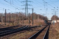km 16,1  Die Westausfahrt des Bahnhofs Bottrop Süd mit der ab hier eingleisigen Weiterführung Richtung Oberhausen, fotografiert vom Bahnübergang Bahnhofstraße aus. Die beiden Gleise links gehören zur Strecke 2243 (Abzw Essen-Dellwig - Bottrop Süd), die Streckenüberführung im Hintergrund zur nur 1,45 km langen Streckenverbindung 2242 Abzw Gerschede - Bottrop Hbf (9. Februar 2008). : B, Str 2206 WAN - OB-Sterkrade, a - Aufnahmeort, a Deutschland, ao Bottrop Süd Bf, e - Eisenbahn, es - Streckennummer, es 2206 km 16-1