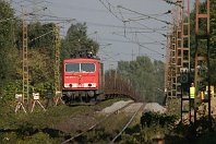 km 13,9  Zurück ins Jahr 2008: Hier können wir auch die Oberbausanierung des vorderen Gleises sehen, denn die war am 27. September 2008 bei dem rechten (ostführenden) Gleis  in vollem Gange. Der Zug mit 155 072-2 ist nur wenige Meter von der Stelle auf dem vorangegangenen Bild entfernt. Die Teleperspektive verrät den "Buckel", über den die Züge hier rollen. : 1 D Ellok, 155 (DR 250), B, DB / DRB / DR, Str 2206 WAN - OB-Sterkrade, a - Aufnahmeort, a Deutschland, ao Bottrop-Welheim, e - Eisenbahn, eb - Eigentümer- / Betreiberbezeichnung, eb DB 155 072-2, es - Streckennummer, es 2206 km 14-0