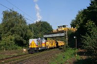 km 15,0  Im September 2008 liefen die Sanierungsarbeiten am Oberbau der Strecke an. Der 1966 gebaute Deutz-Dinosaurier "Goliath" der Di-Lei GmbH nutzt eine Zugpause für die Überführung eines Wiebe-Bauzuges. Dass ausgerechnet in dem Moment auch noch eine Gleisbaumaschine von Heitkamp über die RBH-Strecke Prosper - Hafen Bottrop / Bottrop Süd fährt, ist tatsächlich reiner Zufall (27. September 2008). : 80 - Deutschland, 98, B, D, DIE-LEI - Dienstleistungen für den Gleisbau, Deutz / KHD, Str 2206 WAN - OB-Sterkrade, a - Aufnahmeort, a Deutschland, ao Bottrop-Welheim, e - Eisenbahn, eb - Eigentümer- / Betreiberbezeichnung, eb Die-Lei 112, ef - Hersteller, ef 57982 Deutz (1966), en - NVR-Nummer, en 98 80 3423 016-5, es - Streckennummer, es 2206 km 15-0