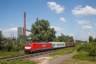 km 13,9  Weiter westlich sehen wir die drei Schornsteine der Kokerei (einer wird durch den Baum verdeckt) aus anderer Perspektive. Hier ist am hinteren völlig zugekrauteten Gleis noch gut zu erkennen, warum die Strecke teilweise auch als "Gartenbahn" tituliert wurde. Das vordere Gleis ist hier bereits saniert, das hintere folgte später nach. Wir sehen 189 071-4 mit "Holland"-Latz (30. Mai 2009). : 1 D Ellok, 189 (Siemens ES 64 F4), 80 - Deutschland, 91, 91 80 6189, B, DB / DRB / DR, Str 2206 WAN - OB-Sterkrade, a - Aufnahmeort, a Deutschland, ao Bottrop-Welheim, e - Eisenbahn, eb - Eigentümer- / Betreiberbezeichnung, eb DB 189 071-4, en - NVR-Nummer, en 91 80 6189 071-4, es - Streckennummer, es 2206 km 14-0