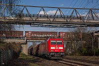 km 14,0  Die bereits erwähnte Bahnüberführung gehört zur RBH-Anschlussstrecke zwischen der Zeche Prosper und dem Hafen Bottrop am Rhein-Herne-Kanal und liegt heute leider bereits still. Am Aufnahmetag (9. April 2016) wurde das Gleis nur noch zum Abstellen von Güterwagen benutzt. 185 201-1 zieht hier auf der Emschertalbahn einen langen Güterzug westwärts. : 1 D Ellok, 185, 80 - Deutschland, 91, 91 80 6185, B, DB / DRB / DR, Henschel / Bombardier, Str 2206 WAN - OB-Sterkrade, a Aufnahmeort, a Deutschland, ao Bottrop-Welheim, e Eisenbahn, eb DB 185 201-1, eb Eigentümer- / Betreiberbezeichnung, ef 33700 Bombardier Ksl (2004), ef Hersteller, en 91 80 6185 201-1, en NVR-Nummer, es 2206 km 14-0, es Streckennummer