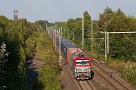 km 12,0  Seit Anfang 2016 besitzt die polnische PKP Cargo auch neue Vectron-Loks für den Einsatz u.a. nach Deutschland. Diese Loks übernehmen auch durchgehende Zugleistungen von der weißrussischen Grenze bis nach Rheinhausen, wie dieser in China beladene Containerzug. Am Abend des 31. August 2016 passte bei Essen-Karnap das Licht perfekt für die sehr ansprechend lackierte 193 504. : E, P, PKP, Str 2206 WAN - OB-Sterkrade, a - Aufnahmeort, a Deutschland, ao Essen-Karnap, e Eisenbahn, eb - Eigentümer- / Betreiberbezeichnung, eb PKP EU46-504, es - Streckennummer, es 2206 km 12-0
