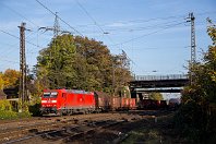 km 20,9  Die Straßen- und Eisenbahnbrücken im Hintergrund sind hier von der anderen Seite zu sehen. Während die Gleise im Vordergrund nach Oberhausen West abzweigen, wird 185 188 mit ihrem gemischten Güterzug weiter auf der Strecke 2206 in Richtung Abzweig Grafenbusch bleiben.  An diesem 31. Oktober 2015 drehten die Temperaturen noch einmal richtig auf und die Sonne spendete herrliches Herbstlicht. : O, a Aufnahmeort, a Deutschland, ao Oberhausen-Osterfeld, eb DB 185 188, ef 33672 Bombardier Ksl (2004), en 91 80 6185 188