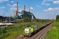km 13,9  Der gleiche Fotopunkt, aber aus einigen Metern Höhe - und sechs Jahre später. Die hohen Bäume vor der Kokereikulisse sind mittlerweile verschwunden. Und zwischenzeitlich wurde auch der Oberbau des hinteren Gleises erneuert, wie man hier deutlich sehen kann. Lok 404 der Dortmunder Eisenbahn (98 80 0275 905-4) ist hier im Captrain-Outfit mit einem Stahl-Leerzug unterwegs (31. August 2016). : 2, 98 80 0275 (MaK G 1206), Captrain, DE - Dortmunder Eisenbahn, Str 2205/2206 WAN - OB-Sterkrade, a - Aufnahmeort, a Deutschland, ao Bottrop, ao Bottrop-Welheimer Mark, eb Captrain 404, eb DE 404, ef 1001011 Vossloh, en 98 80 0275 905-4, es 2206 km 14-0