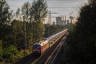 km 12,2  Ziemlich genau an dieser Stelle liegt die Stadtgrenze zwischen Bottrop und Essen, die die 152 034 mit dem EZ 51496 (Gremberg - Hagen-Vorhalle), beladen mit zahlreichen Autos, am Abend des 31. August 2016 gerade überquert. Im Hintergrund sind die umfangreichen Industrieanlagen der Kokerei Prosper zu sehen, die auf den folgenden zwei Kilometern bis zum Bahnhof Bottrop Süd das Bild dieser Bahnstrecke bestimmen. : 1 D Ellok, 152, 80 - Deutschland, 91, 91 80 6152, DB / DRB / DR, E, Str 2206 WAN - OB-Sterkrade, a - Aufnahmeort, a Deutschland, ao Essen-Karnap, e - Eisenbahn, eb - Eigentümer- / Betreiberbezeichnung, eb DB 152 034-5", en - NVR-Nummer, en 91 80 6152 034-5, es - Streckennummer, es 2206 km 12-2, ez - Zugnummer, ez Tk EZ 51496 KG -EHGV
