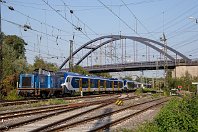 km 17,2  Nach einem guten Kilometer Einhausung in Lärmschutzwänden mündet die nun eingleisige Strecke (gemeinsam mit den Strecken 2246 und 2253) in den Rangierbahnhof Oberhausen-Osterfeld Süd. Über die imposante Stahlbogenbrücke führt die u.a. im Regional- und S-Bahn-Verkehr benutzte Strecke 2248 (Abzw Essen-Dellwig Ost - Bottrop Hbf). Am 10. September 2016 schleppte die 212 314 der EGP drei für die Niederlande bestimmte nagelneue Flirt-Triebzüge Richtung Maastricht. : 80 - Deutschland, 92, 92 80 1212, E, EGP - Eisenbahngesellschaft Potsdam, Str 2206 WAN - OB-Sterkrade, a - Aufnahmeort, a Deutschland, ao Oberhausen-Osterfeld Swo, e Eisenbahn, eb - Eigentümer- / Betreiberbezeichnung, eb EGP 212 314-9, en - NVR-Nummer, en 92 80 1212 314-9, es - Streckennummer, es 2206 km 17-2