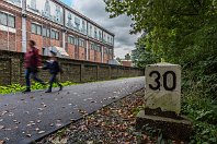 km 30,0  Entlang des "Grünen Pfads" erinnern noch viele Details an die alte Bahnstrecke. An der alten Kraftzentrale am heutigen Landschaftspark Duisburg-Nord können die wunderschönen Wasserturm-Fotos bewundert werden. Und der Kilometerstein verrät auch, dass sich die Strecke 2206 ihrem Ende neigt: Nur noch rund 500 Meter sind es bis zu dem Ort, wo sich früher einmal der Bahnhof Meiderich Nord befand (10. September 2017).