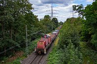 km 2,2  Kilometer 0 unserer Strecke 2206 liegt eigentlich im Hauptbahnhof von Wanne-Eickel, doch wurde das Streckengleis zwischen Wanne-Eickel und Schalke (dessen Planum wir rechts noch erkennen) schon 1974 abgebaut. Die Züge fahren deshalb auf ihren ersten 2.433 Meter unserer Strecke unter der (parallelen) Nummer 2205. Von einer Brücke des Radweges »Erzbahntrasse« aus konnten wir am 15. Juli 2020 die aus Bottrop kommende 294 848 mit einem schweren Stahlzug aufnehmen.