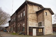 km 28.7  Das Bahnhofsgebäude von Neumühl ist auch heute noch vorhanden und dient einigen Firmen sowie einem Domina-Studio als neue Heimat. Die Gleisanlagen des Bahnhofs waren ausgedehnt. Heute steht ein dichtes Wäldchen auf dem einst belebten Rangierbahnhof, einige Flächen haben sich auch die benachbarten Gewerbegebiete gesichert. Hier ist Endpunkt der Strecken 2260 (offiziell stillg. 1.6.1991) und 2306 (stillg. 31.12.1970), während »unsere« 2206 noch einige Kilometer  weiterläuft.