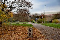 km 27,1  Die Trasse hat nun Duisburger Stadtgebiet erreicht und unterquert die Autobahn 3, die im Hintergrund zu sehen ist. Hier steht der Hektometerstein »4,8«, dessen Zählung allerdings (bis Neumühl) auf die parallele Strecke 2260 verweist. Hier befand sich zu Betriebszeiten der Posten 22. Bis Mitte der 1990er-Jahre hat an dieser Stelle auch die Verbindungsstrecke 2306 (Neumühl - Hamborn) auf einer Brücke quer durchs Bild die Szene gekreuzt. Wer den Bildband »Dampflokomotiven im Ruhrgebiet« sein Eigen nennt, findet die Szenerie auf Seite 98.