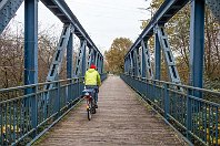 km 26,4  Bei km 25,3 überquerte die Strecke die Emscher und traf an der Anschlussstelle Oberhausen Stadt auf die Strecke 2260 (Abzweig Grafenbusch - Duisburg-Neumühl), die als Quasi-Abkürzung den Umweg über Oberhausen-Sterkrade aussparte und auf den kommenden Kilometern nun parallel zu unserer Strecke verlief. Bei km 26,4 querten beide Strecken die Kleine Emscher auf hübschen Stahlträgerbrücken, von denen eine auch heute noch existiert (21. November 2020).