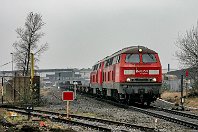 km 4,5  10. Februar 2007: Den Baum links im Bild kennen wir bereits von dem vorangegangenen Foto - er ist hier noch etwas kleiner. 225 020-7 (noch mit Railion-Signet) schleppt mit einer Schwesterlok einen schweren Brammenzug zum HKM-Werk. Noch ist der alte Gleisanschluss im Vordergrund und ein (bereits abgebundenes) Ausweichgleis vorhanden. Beide verschwinden bald darauf. : 2, 225 (DB 215 / 218.0), Str 2315 DU-Hochfeld Süd - HKM, a - Aufnahmeort, a Deutschland, ao Duisburg, ao Duisburg-Hüttenheim, eb DB 225 020, ef 5041 Krupp, es 2315 km 4-5