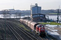 km 0,2  Nur einige Meter weiter befand sich der Gleisanschluss Scharrer, über den eine Spedition am Südhafen bedient werden kann. Heute zweigt dieses Anschlussgleis schon rund 800 Meter weiter im Bahnhof Hochfeld Süd ab, so dass an dieser Stelle heute keine Weiche mehr liegt. Ganz am äußersten Bildrand ist hier übrigens der Kultushafen zu sein, ein ehemaliges Trajektbecken der Rheinischen Eisenbahngesellschaft, die hier über den Rhein übersetzte. Im Bild bedient die 294 806 den Gleisanschluss (15. Februar 2007). : 2, Str 2315 DU-Hochfeld Süd - HKM, a - Aufnahmeort, a Deutschland, ao Duisburg, ao Duisburg-Hochfeld, eb DB 294 806-5, es 2315 km 0-2 (EDUS)