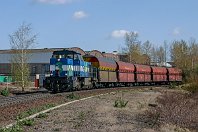 km 4,0  Ein Stückchen weiter südwärts beschreibt die Bahn wieder einen leichten Bogen, um das Berzelius-Gelände zu umfahren. Die NIAG-Lok 3 hat hier einen Kohlezug mit Selbstentladewagen von Eisenbahn und Häfen (EH) am Haken, den sie zum HKM-Werk in Hüttenheim bringen wird. Die Szenerie sieht heute noch fast genau aus, lediglich links der Lok sind heute Teile eines neuen Containerterminals zu sehen (12. April 2008). : 2, 98 80 0274 (MaK G 1205), NIAG, Str 2315 DU-Hochfeld Süd - HKM, a - Aufnahmeort, a Deutschland, ao Duisburg, ao Duisburg-Wanheim, eb NIAG 3, ef 1000894 MaK (1993), en 98 80 0274 106-0, es 2315 km 4-0