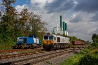 km 2,5  »Krimi-Wetter« hatte ich am 2. September 2015, als ich mich mit meiner Ausrüstung am Übergabebahnhof Duisburg-Wanheim (ausgesprochen bitte wie »Wannheim«) postierte. Ob sich die Sonne im richtigen Moment blicken ließ, wenn die Züge richtig stehen, zeigte sich immer im letzten Moment. Während die Mietlok 247 029 auf die Fahrt in das Hüttenwerk Krupp-Mannesmann wartet, rangiert die duisport-Lok 275 635 einige Güterwagen, die im Logport II-Gelände erwartet werden. : 2-3 D V- und Kleinloks, 247 (ECR-Mietloks), 80 - Deutschland, 92, 92 80 1266 (EMD Class 66), 92 80 1275 (G 1206), D, DB / DRB / DR, DB 247 029, Duisburg-Wanheim Bf, E, ECR - Euro Cargo Rail, ECR 77029, FNr 5001836 Vossloh, MaK, NVR 92 80 1266 429, NVR 92 80 1275 635, Str 2315 DU-Hochfeld Süd - HKM, Str 2315 km 2-5, a Aufnahmeort, a Deutschland, duisport, duisport 275 635, e Eisenbahn, eb Eigentümer- / Betreiberbezeichnung, ef Hersteller, en NVR-Nummer, es Streckennummer