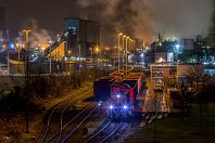 - (Werksgelände HKM)  Ob Tag oder Nacht, Sommer oder Winter, wochentags oder Feiertag: Bei HKM in Duisburg-Hüttenheim wuseln rund um die Uhr die kleinen gelb-roten Rangierloks von Thyssen Krupp Steel Europe (TKSE) über das ausgedehnte Gleisnetz und verschieben nach einem undurchschaubaren Plan Güterwagen hin und her. Lok 865 (Krauss-Maffei 1998) hat hier einige Güterwagen an den Haken genommen, der Rangierer steigt gleich auf die Lok  (13. Dezember 2015). : T, TKSE - Thyssen-Krupp Steel, a Aufnahmeort, a Deutschland, ao Duisburg-Hüttenheim Bf HKM, e Eisenbahn, eb Eigentümer- / Betreiberbezeichnung, eb TKSE 865