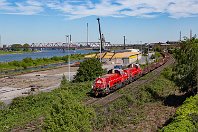 km 1,4  Der »Hohenlimburger« von Hagen zu den HKM-Werken in Duisburg-Hüttenheim wird momentan noch planmäßig von zwei Loks der Reihe 265 gefahren - die Zuverlässigkeit der Gravitas soll allerdings nicht sonderlich hoch sein. 265 027 und 029 schleppen hier gemeinsam den schweren Zug entlang des Rheins bei Duisburg-Wanheimerort auf ihren letzten Kilometern. Die abgeplatzte rote Farbe auf den zu heißen Schornsteinen entwickelt sich zu einem Markenzeichen dieser Loks (5. Mai 2018). : 2, 265 (Gravita), 92 80 1265 (Voith Gravita 15 BB), Str 2315 DU-Hochfeld Süd - HKM, Voith, a - Aufnahmeort, a Deutschland, ao Duisburg, ao Duisburg-Wanheimerort, eb DB 265 027-3, eb DB 265 029-9, ef - Hersteller, ef L04-18028 Voith (2013), ef L04-18030 Voith (2014), en 92 80 1265 027-3, en 92 80 1265 029-9, es 2315 km 1-4