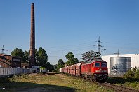 km 4,2  Blick in die Gegenrichtung: Morgens stehen die aus dem Hüttenwerk kommenden Züge gut im Licht, die den Schornstein des alten Berzelius-Werks (heute Befesa Zinc) passieren. Ganz links im Bild ist ein markantes Gebäude zu sehen, dass auch auf dem nachfolgenden Foto noch zu sehen sein wird. 232 654-4 rollt hier mit dem GM 60800 in gemächlicher Fahrt über die Strecke (16. Mai 2020). : 2, 232 (DR 132), Str 2315 DU-Hochfeld Süd - HKM, a - Aufnahmeort, a Deutschland, ao Duisburg, ao Duisburg-Wanheim=Angerhausen, eb DB 232 654-4, es 2315 km 4-2, ez - Zugnummer, ez GM 60800 EHKM-EFLA