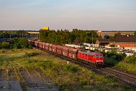 km 0,0  Kilometer 0,0 – genau hier ist der Ausgangspunkt der Strecke 2315, die den Bahnhof Duisburg-Hochfeld Süd Richtung Süden verlässt. An den langen Sommerabenden lassen sich von der Straßenbrücke der Wanheimer Straße auch gegen 21 Uhr noch Zugfotos im Abendlicht aufnehmen. Am 14. Juni 2021 rollt hier der GM 60803 (Wülfrath-Rohdenhaus - Duisburg-Hüttenheim HKM). Zuglok war 232 259-2. Links im Hintergrund ist der 158 Meter hohe Fernmeldeturm Mülheim-Speldorf zu sehen, der für die Menschen in der Region eine wichtige Landmarke darstellt. : Str 2315 DU-Hochfeld Süd - HKM, a Deutschland, ao Duisburg, ao Duisburg-Wanheimerort Bf Hochfeld Süd, eb DB 232 259-2, en 92 80 1232 259-2, es 2315 km 0-0 (EDHD), ez - Zugnummer, ez 60803 (GM) ERHD-EHKM