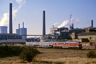 MWD 645 f 1492  Noch einmal 200 Meter bot sich jahrzehntelang diese Industriekulisse gemeinsam mit der Bahn. Auch das ist heute nicht mehr möglich: Auf der Fläche im Vordergrund befindet sich jetzt ein Supermarkt und eine Waschstraße. Der Hintergrund ist vollständig dem bereits genannten Containerumschlagplatz gewichen. 232 288-1, die hier am 19. Februar 1994 mit einen Zug unterwegs ist, war damals erst für wenige Monate im Ruhrgebiet zuhause. 2002 wurde sie neumotorisiert und ist als Lok der Baureihe 233 auch heute noch im Einsatz. : 232 (DR 132), a - Aufnahmeort, a Deutschland, ao Duisburg, ao Duisburg-Wanheim=Angerhausen, eb DB 232 288-1