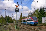 km 0,6  Unser Streckenportrait zur Strecke 2324 beginnt im Bahnhof Mülheim-Speldorf. Schon bevor »unsere« Strecke 1874 eröffnet wurde, lag hier das Gleis der 1866 eröffneten Ruhrgebietsstrecke der Rheinischen Eisenbahn (RhE) vom linksrheinischen Osterath nach Dortmund Süd (heute teilweise Strecke 2505). Der Bahnhof Speldorf bekam durch seine Lage am Ruhrhafen und dem Ausbesserungswerk große Bedeutung. Heute liegen hier nur noch wenige Gleise.  Der »Nullpunkt« der Kilometrierung liegt im Bahnhofsbereich, hier an der Westausfahrt steht noch der Hektometerstein 0,6. Der Triebwagen VT 643.02 der Prignitzer Eisenbahn kam bei einer Fotosonderfahrt nach Speldorf (9. April 2005). : PEG - Prignitzer Eisenbahn, a Deutschland, eb PEG VT 643.02 BD, ef 191737 Bomb Aac, es 2324 km 0-6