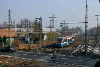 km 0,7  Die gleiche Szene aus der Gegenrichtung, nun vom Stellwerk Msf am Bahnübergang Heerstraße aus knapp ein Jahr später aufgenommen. Wieder sehen wir eine Fotosonderfahrt mit dem zweiteiligen Talent-Triebwagen VT 643.02 der PEG, der als DPE 80498 nach Wedau am 4. März 2006 die offiziell letzte Zugleistung auf dem ersten Streckenabschnitt der 2324 darstellte. Rechts im Bild lassen sich noch die deutlich ausgedehnteren Gleisanlagen des Bahnhofs Speldorf erahnen, über die auch das Ausbesserungswerk erreicht werden konnte. : PEG - Prignitzer Eisenbahn, a Deutschland, ao Mülheim (Ruhr), ao Mülheim (Ruhr)-Speldorf, eb PEG VT 643.02 AB, ef 191738 Bomb Aac, en 95 80 0643 741-1, es 2505 KR-Oppum - BO-Präsident, es 2505 km 20-4, ez - Zugnummer, ez DPE 80498 MH-Speldorf-EDWD