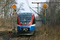 km 2,0  Noch ein Foto der Sonderfahrt vom 4. März 2006, die seinerzeit von der Arbeitsgemeinschaft Schienenverkehr Münsterland e. V. organisiert wurde. 700 Meter entfernt stehen die Vorsignale für die Einfahrsignale aus dem vorangegangenen Bild. Der PEG-VT 643.02 posiert hier für ein letztes Foto an den beiden »Spiegeleiern«, bevor die Fahrt als DPE 80498 weiter nach Wedau führt. Heute ist das Gleis auf diesem Abschnitt abgebaut, es liegt nur noch das linke Gleis der Strecke 2505. : PEG - Prignitzer Eisenbahn, a Deutschland, ao Mülheim (Ruhr), ao Mülheim (Ruhr)-Speldorf, eb PEG VT 643.02 AB, ef 191738 Bomb Aac, en 95 80 0643 741-1, es 2324 km 2-0, ez - Zugnummer, ez DPE 80498 MH-Speldorf-EDWD