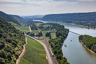 km 126,0  Von der historischen Burgruine Hammerstein bietet sich dieser Blick auf das Rheintal mit einem Richtung Koblenz fahrenden Wendezug. Rechts ist das Südende der Rheininsel  »Hammersteiner Werth« zu sehen. Die Häuser im Hintergrund gehören zu Leutesdorf. Am Horizont in Blickrichtung ist noch der Fernmeldeturm Koblenz auf dem Kühkopf zu erkennen, der auf der Höhe von Niederlahnstein – dem Endpunkt unserer Strecke 2324 – steht. Doch bis dahin sind es noch einige Kilometer rheinaufwärts (11. Juli 2010). : Aktivitäten, F Geocaching, a Deutschland, ao Leutesdorf, es 2324 km 126-2