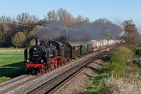 km 11,2  400 Meter weiter südlich verläuft die Strecke nunmehr auf Ratinger Stadtgebiet. Und noch einmal 500 Meter weiter befand sich früher die Direktionsgrenze zwischen der BD Essen und der BD Köln. Am 12. April 2016 donnert die 38 2267 des Eisenbahnmuseums Bochum-Dahlhausen vor dem langen Zirkuszug von »Circus Roncalli« südwärts auf Lintorf zu. : 38 (DRB / DR / DB 038), DGEG - Deutsche Gesellschaft für Eisenbahngeschichte, Triebfahrzeuge, a Deutschland, ao Ratingen, ao Ratingen-Lintorf, eb DGEG 38 2267, eb DRB 38 2267 / DR, ef 15695 Henschel (192x), en 90 80 0038 267, es 2324 km 11-2