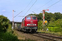 km 18,5  Hinter dem Bahnhof Ratingen West passiert die Strecke einige Kleingartenanlagen, um nur wenige hundert Meter weiter schon Düsseldorfer Stadtgebiet zu erreichen. Am südlichen Einfahrsignal des Bahnhofs arbeitet hier die »Lollo« V 160 002 im Auftrag der Brohltalbahn, um den bekannten »Alu-Zug« über die Rechte Rheinstrecke bis nach Koblenz zu bringen (28. August 2017). : Privat, a Deutschland, ao Ratingen, ao Ratingen-West, eb DB 216 002-6 / V 160 002, eb Privat V 160 002, ef 4045 Krupp (1960), en 92 80 1216 002-6, es 2324 km 18-4